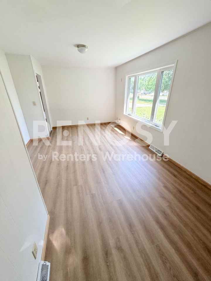 320 Linden Ave W - Photo 5 of 17