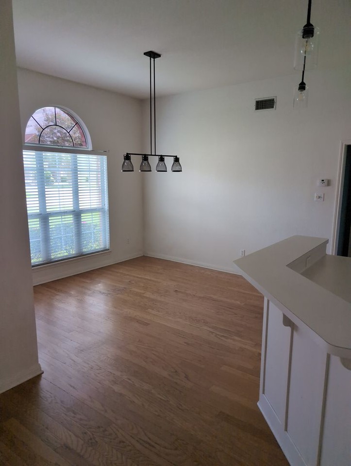 7647 Rosewood Dr - Photo 3 of 12