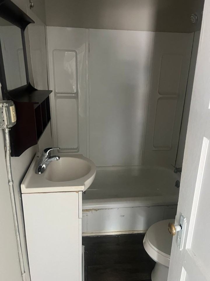 605 Woodford Avenue - Photo 5 of 7