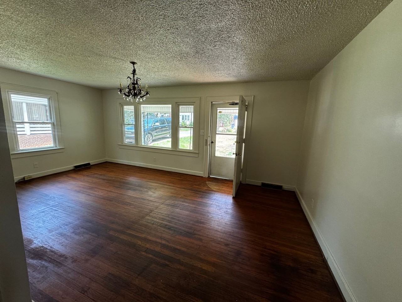 816 Churchill Dr - Photo 4 of 19