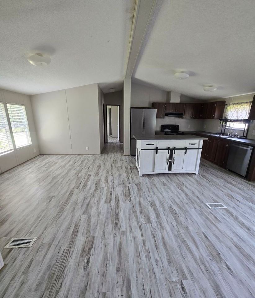 711 Wellington Rd - Photo 2 of 15