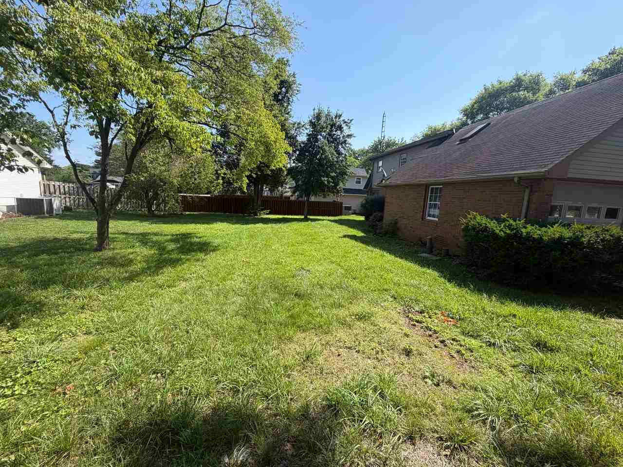 747 Mooreland Dr - Photo 2 of 11
