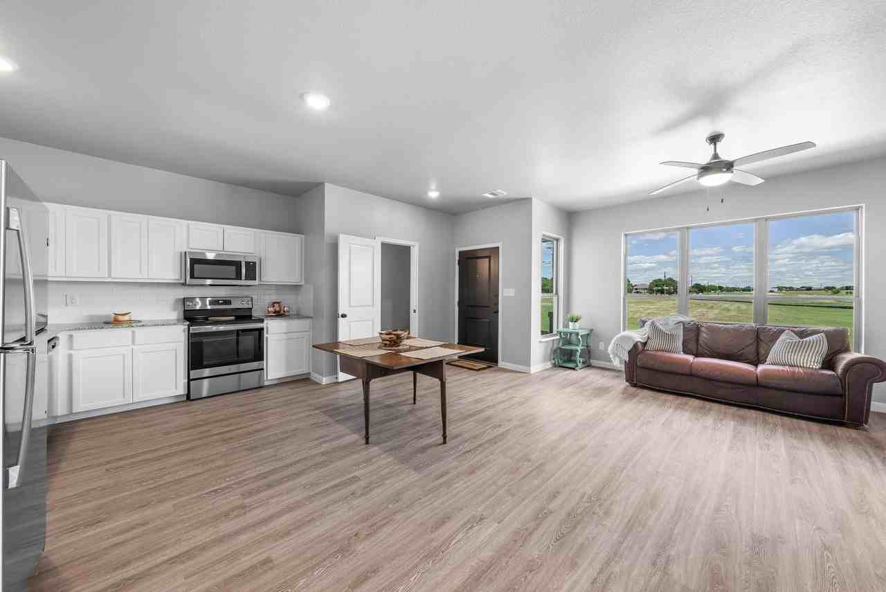 709 Meiomi Dr - Photo 3 of 7