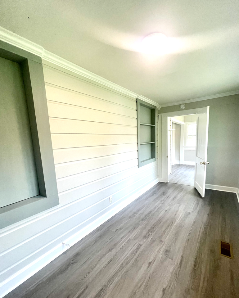 1512 E 10th St - Photo 3 of 8