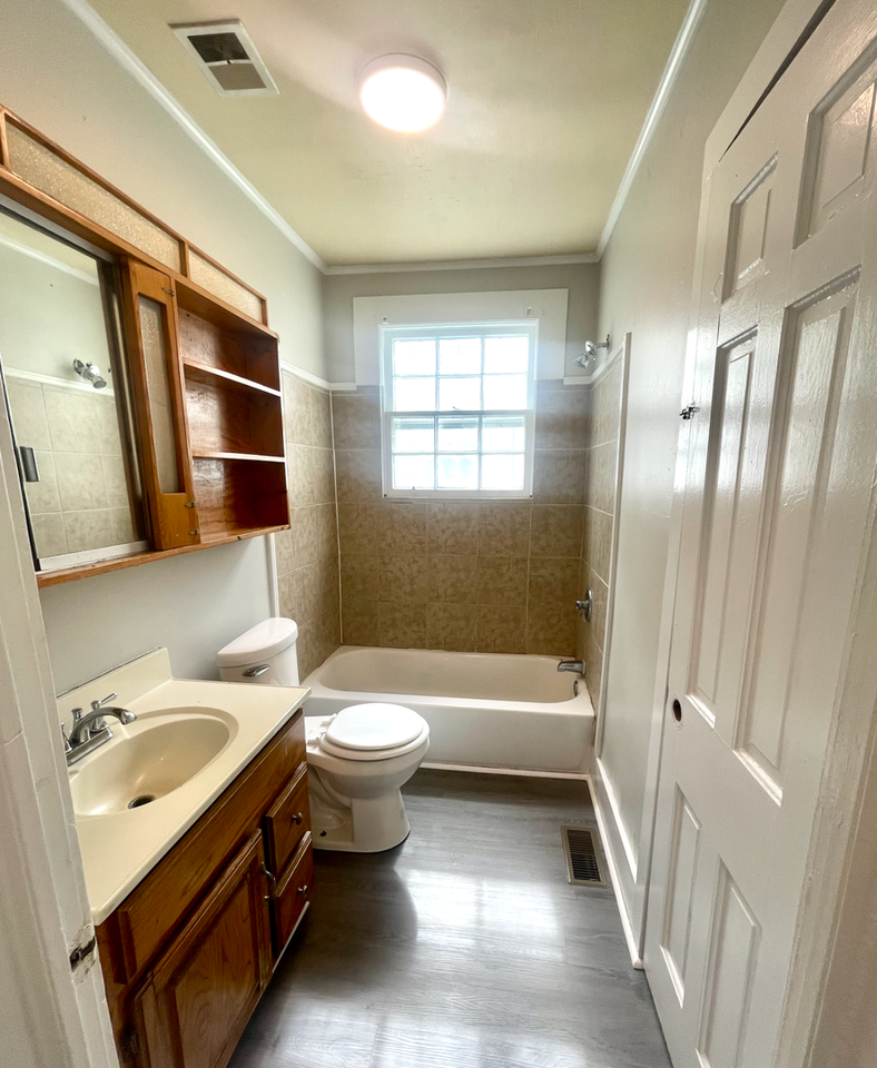1512 E 10th St - Photo 4 of 8