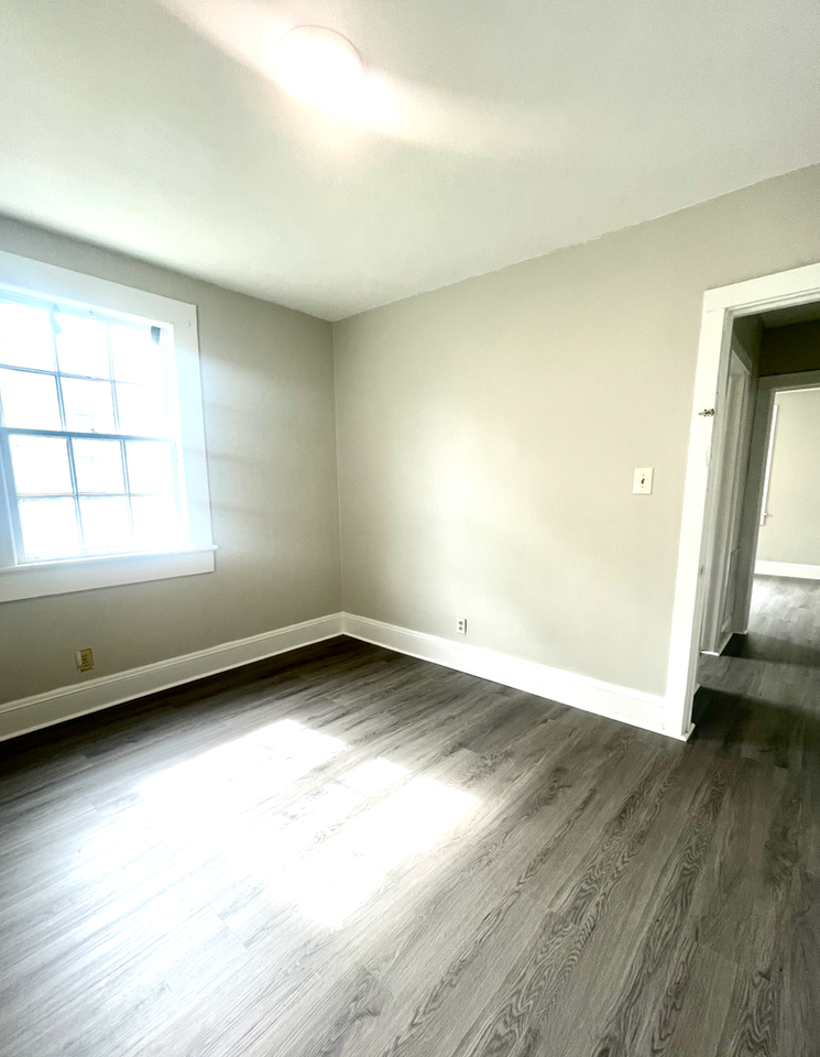 1512 E 10th St - Photo 5 of 8