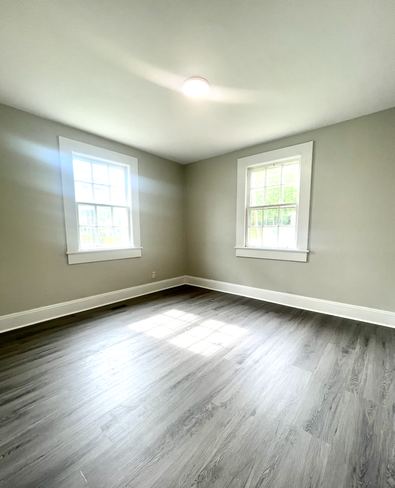 1512 E 10th St - Photo 6 of 8