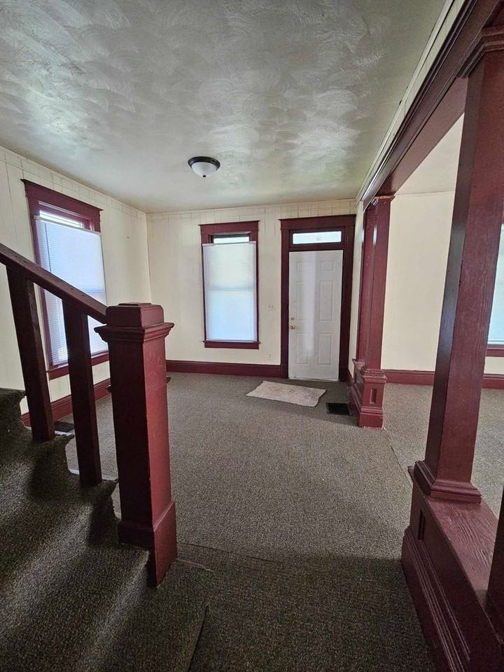 812 E Cantrell St - Photo 3 of 7
