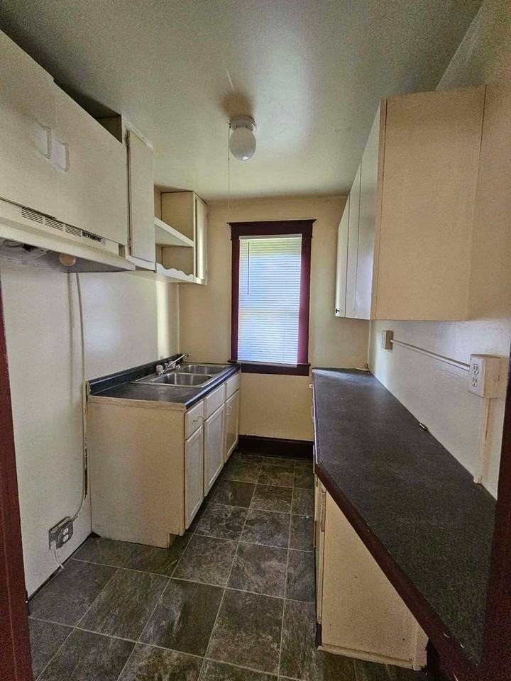 812 E Cantrell St - Photo 7 of 7