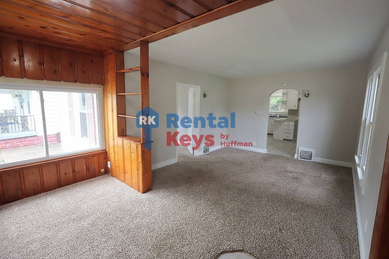 2525 S Rotherwood Ave - Photo 5 of 16