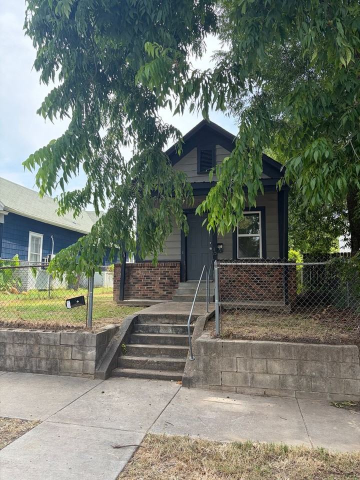 609 S 18th St - Photo 2 of 13
