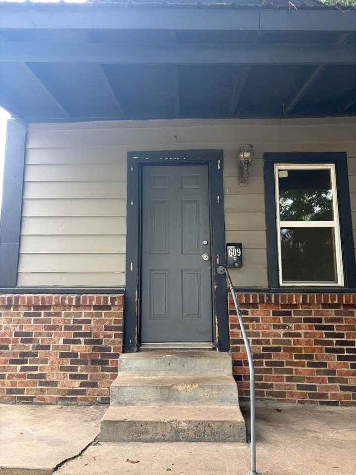 609 S 18th St - Photo 3 of 13