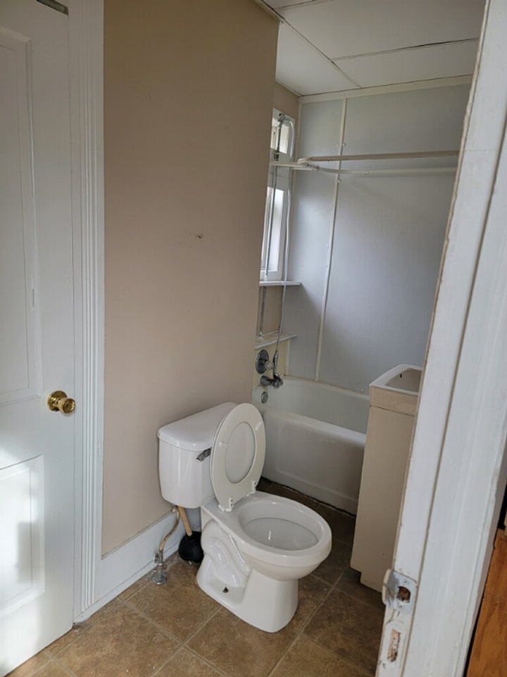 494 N Comstock St - Photo 4 of 5