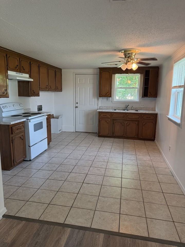 821 Darrin Dr - Photo 2 of 8