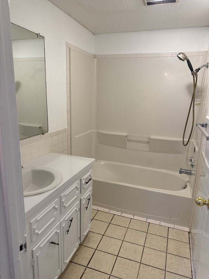 821 Darrin Dr - Photo 4 of 8