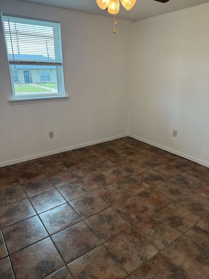 821 Darrin Dr - Photo 5 of 8