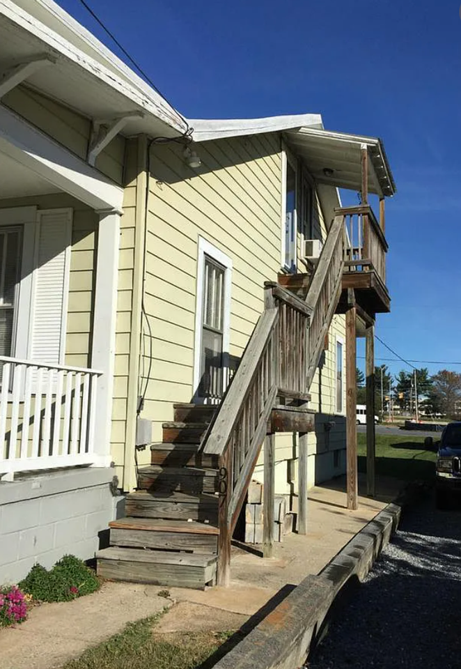 907 Walnut St - Photo 2 of 11