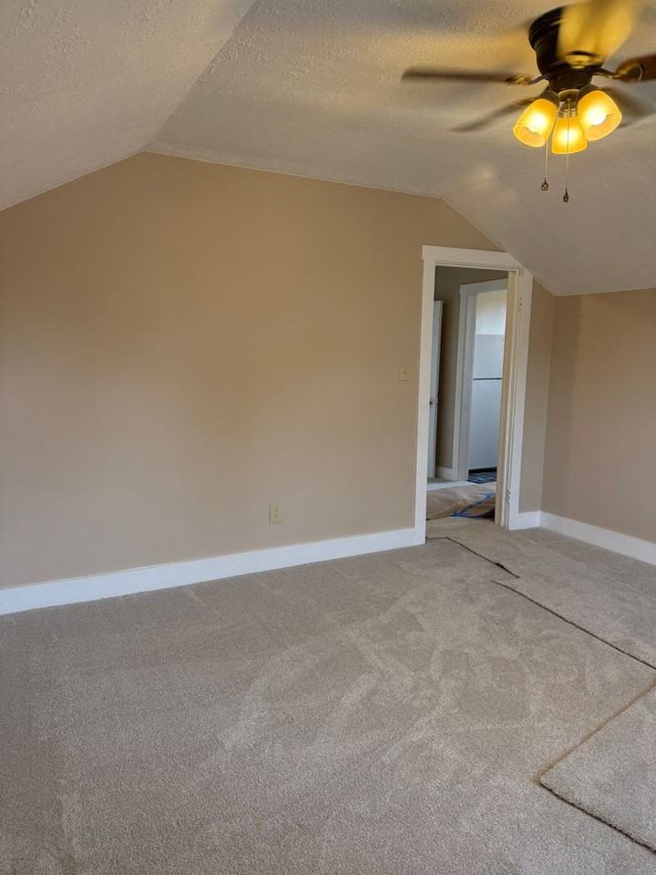 907 Walnut St - Photo 4 of 11