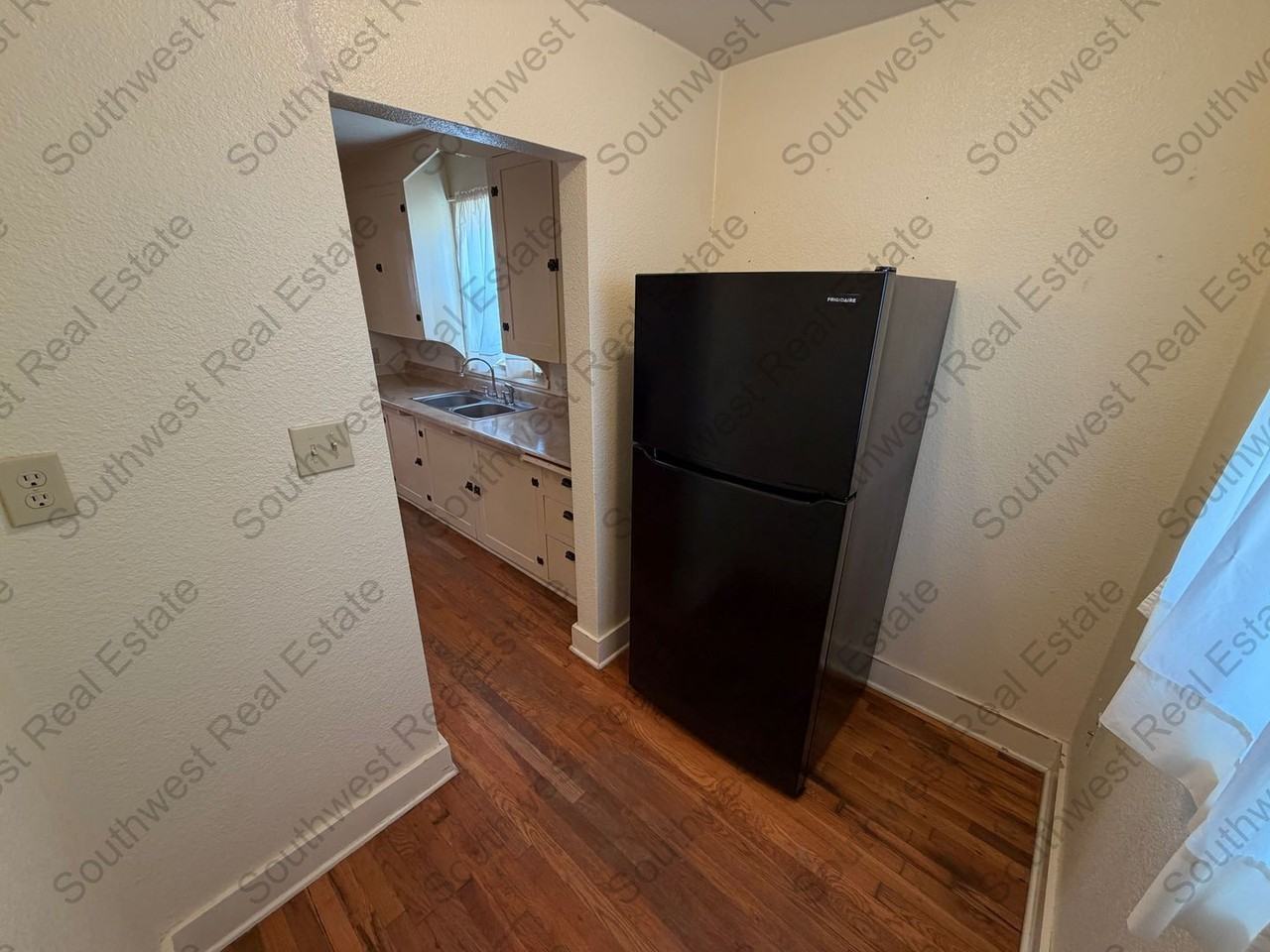 1620 Gidding St - Photo 4 of 14