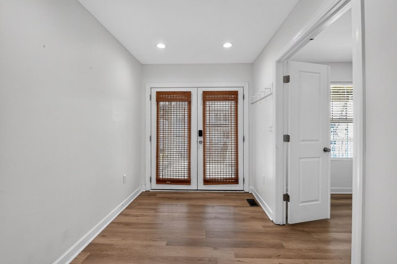 9609 19th Bay St - Photo 3 of 33