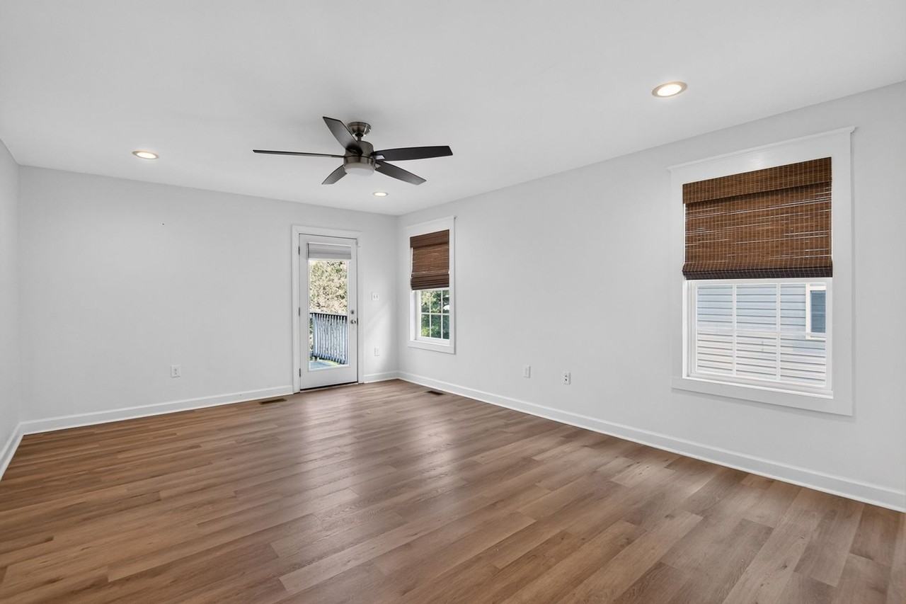9609 19th Bay St - Photo 4 of 33