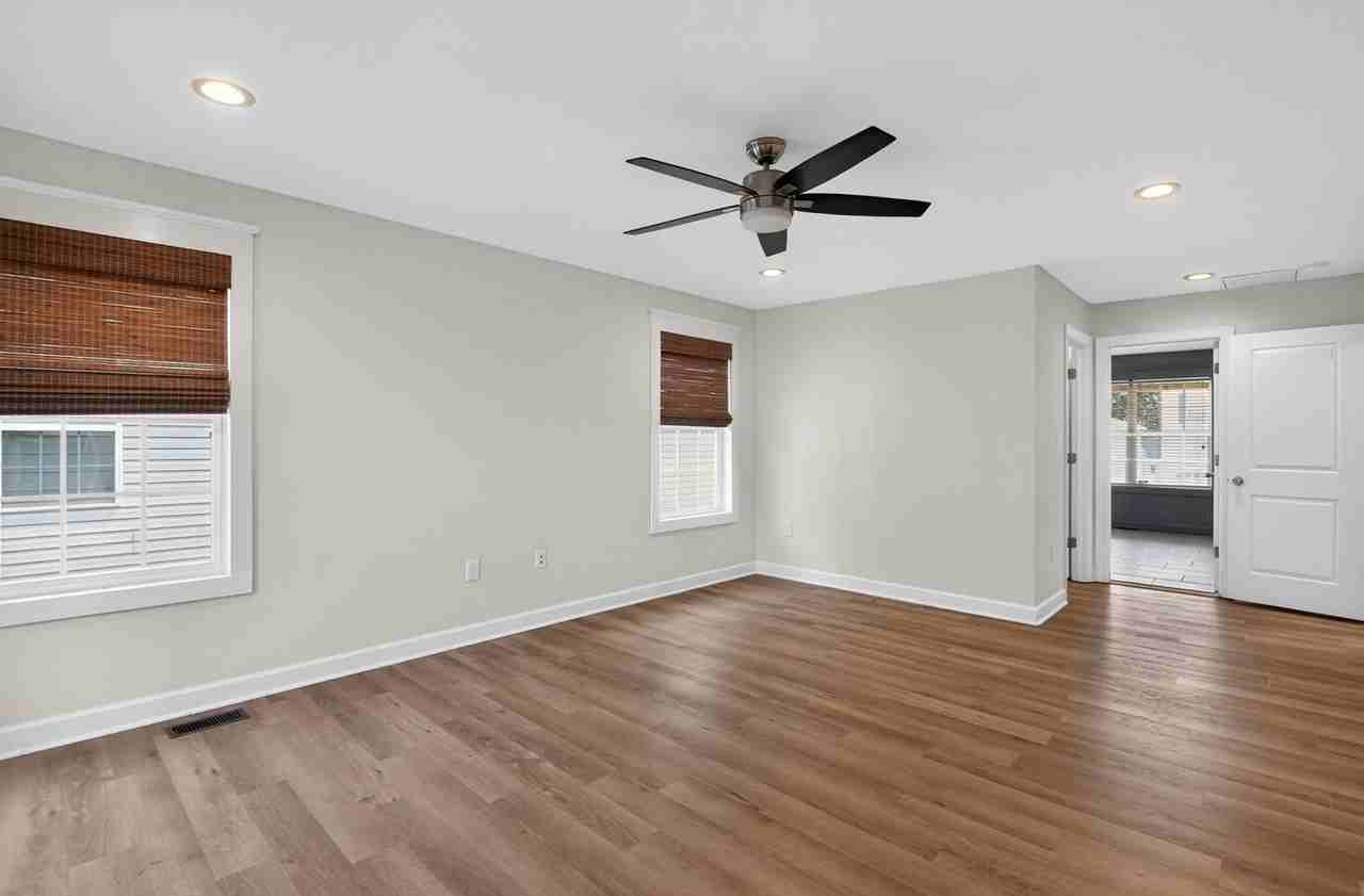 9609 19th Bay St - Photo 5 of 33