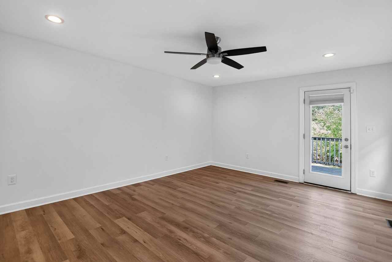 9609 19th Bay St - Photo 6 of 33
