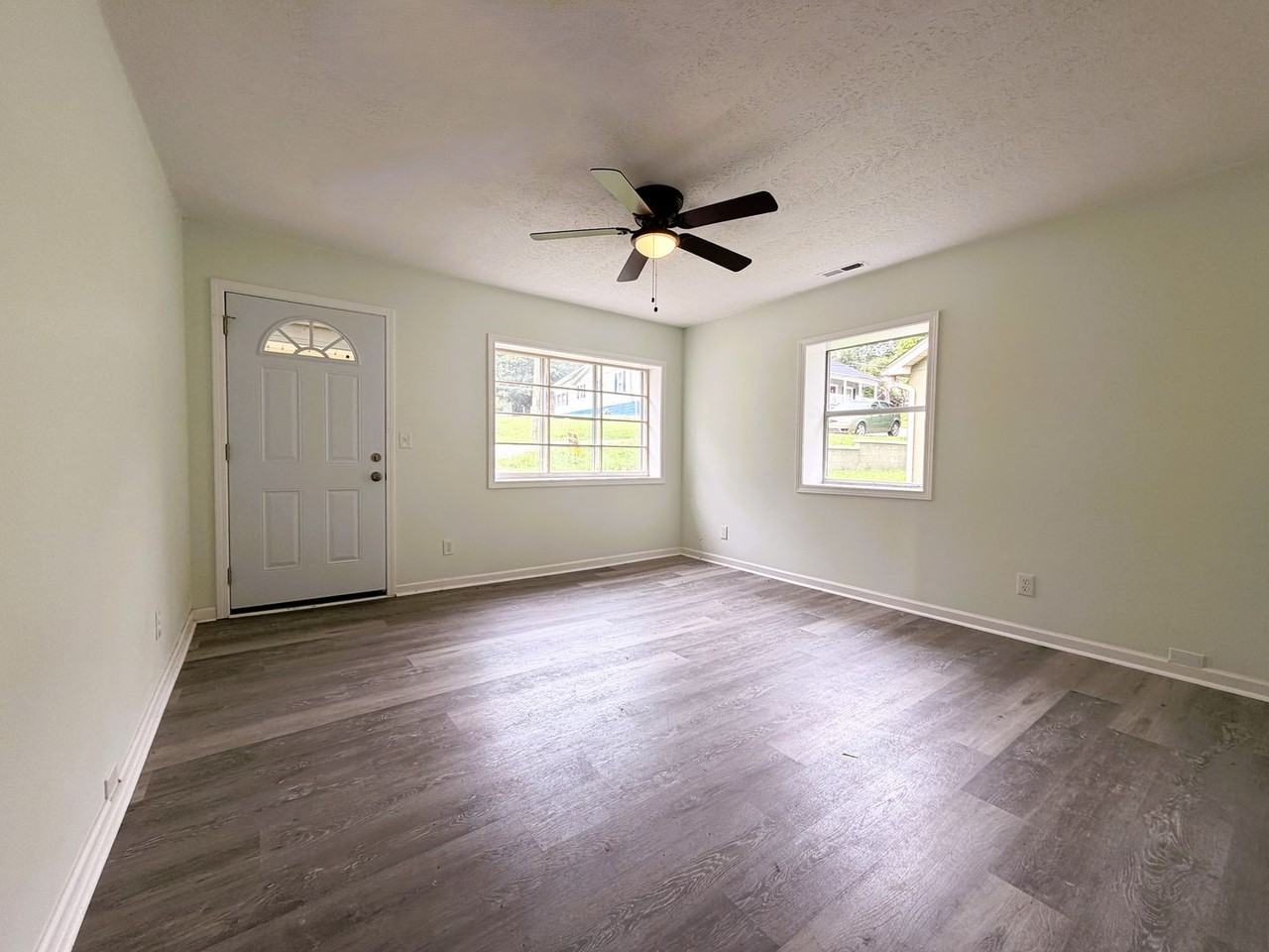 829 Capitol Blvd - Photo 4 of 32