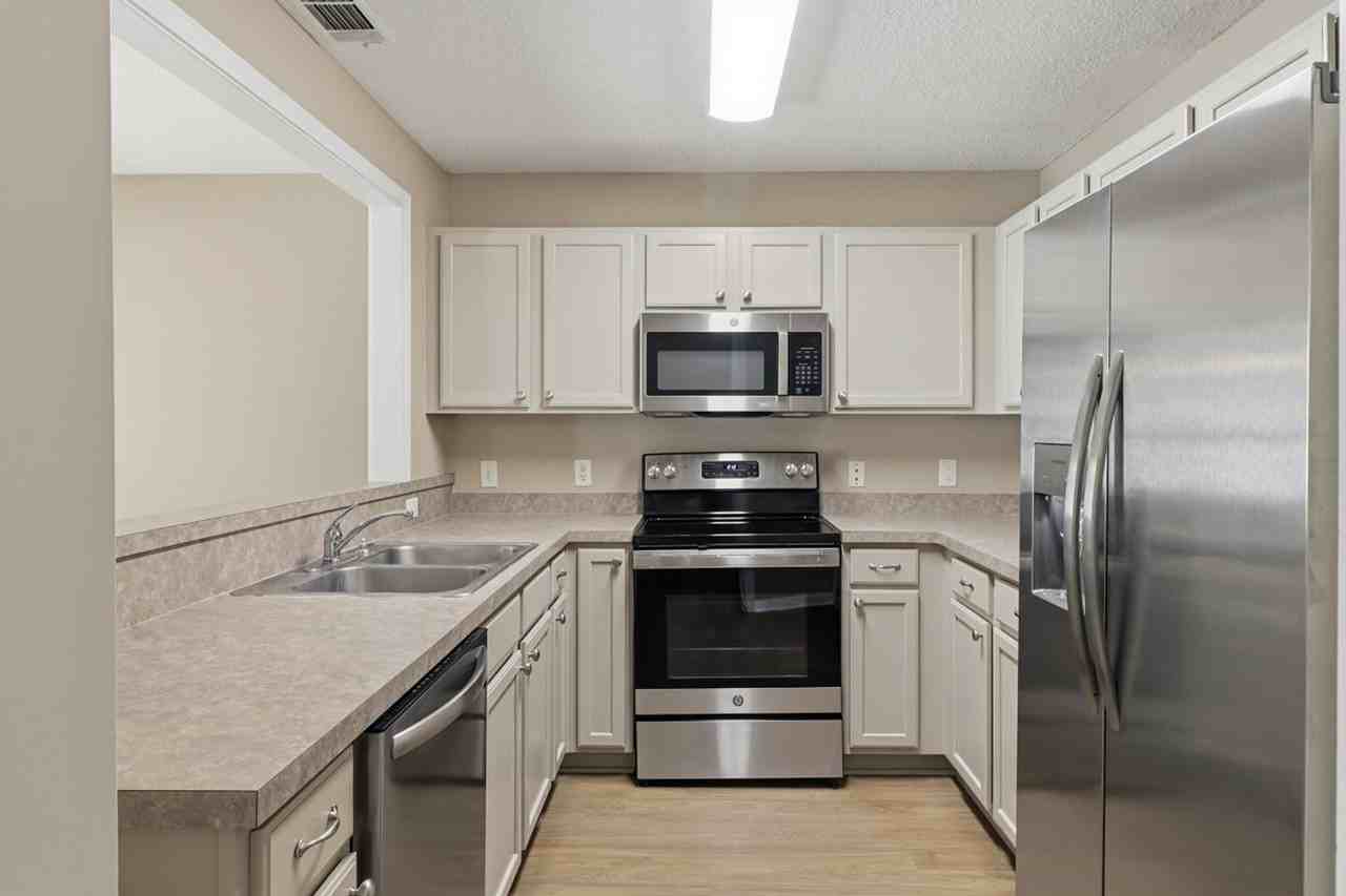 1014 Towne Park Dr - Photo 6 of 23