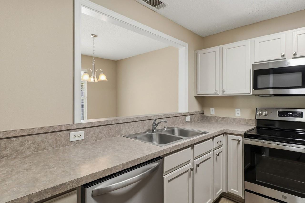 1014 Towne Park Dr - Photo 7 of 23