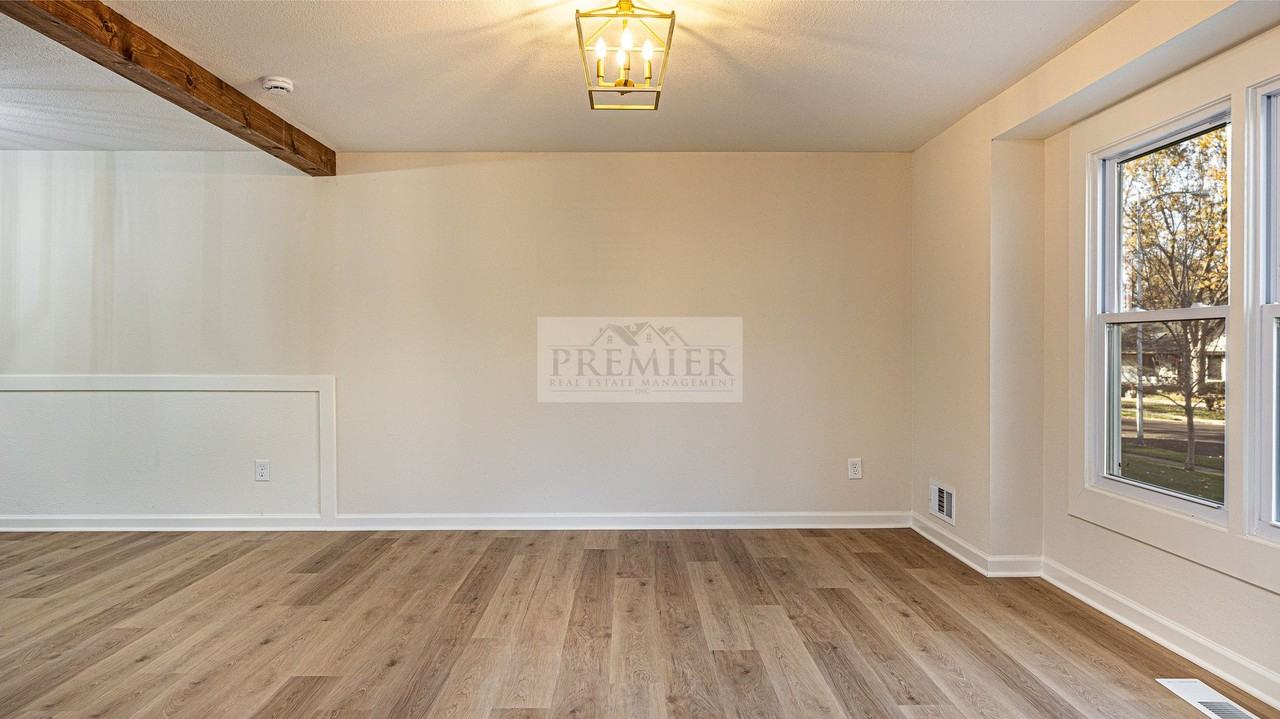 9841 Melrose St - Photo 2 of 20