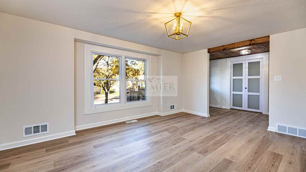 9841 Melrose St - Photo 3 of 20