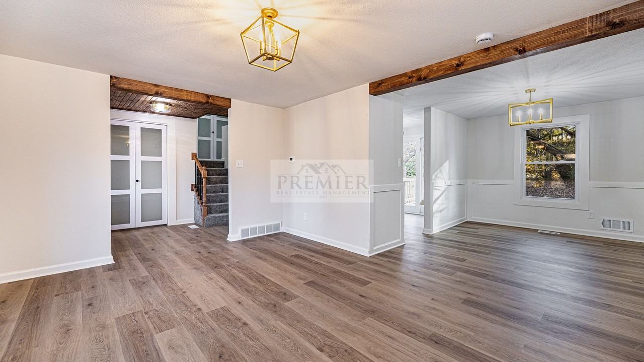 9841 Melrose St - Photo 4 of 20