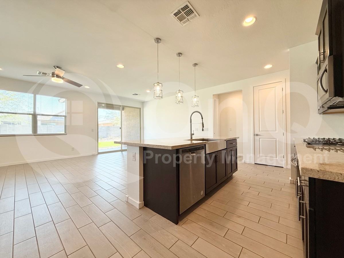 17679 W Pinnacle Vista Dr - Photo 5 of 19