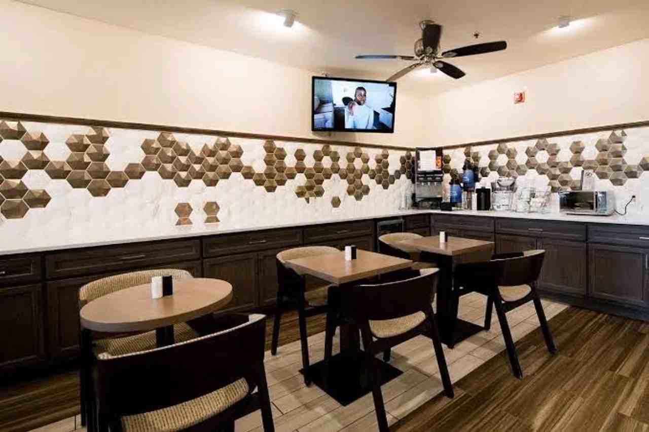 700 700 SW Fairlawn Rd. - Best Western RM 217 - Photo 5 of 35