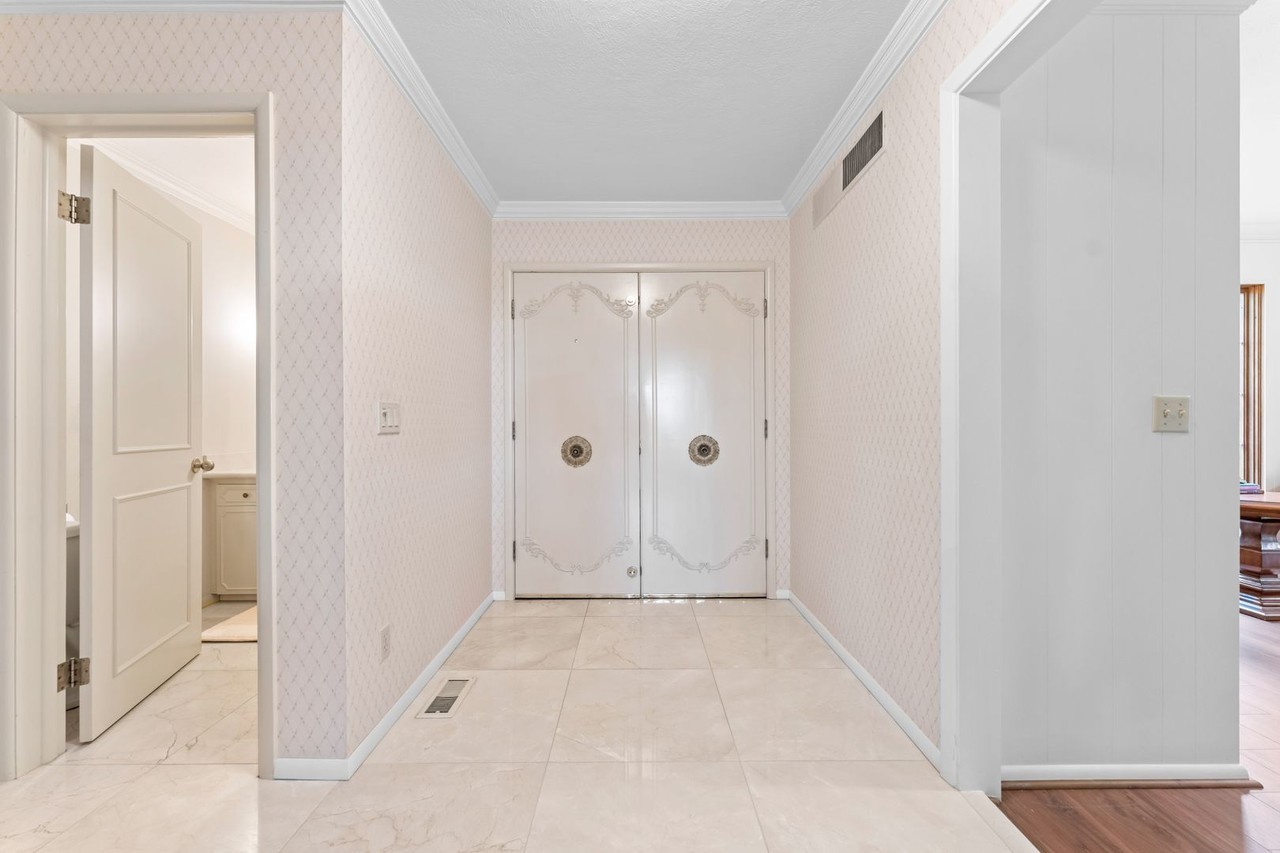 990 W Parkhill Dr - Photo 4 of 50