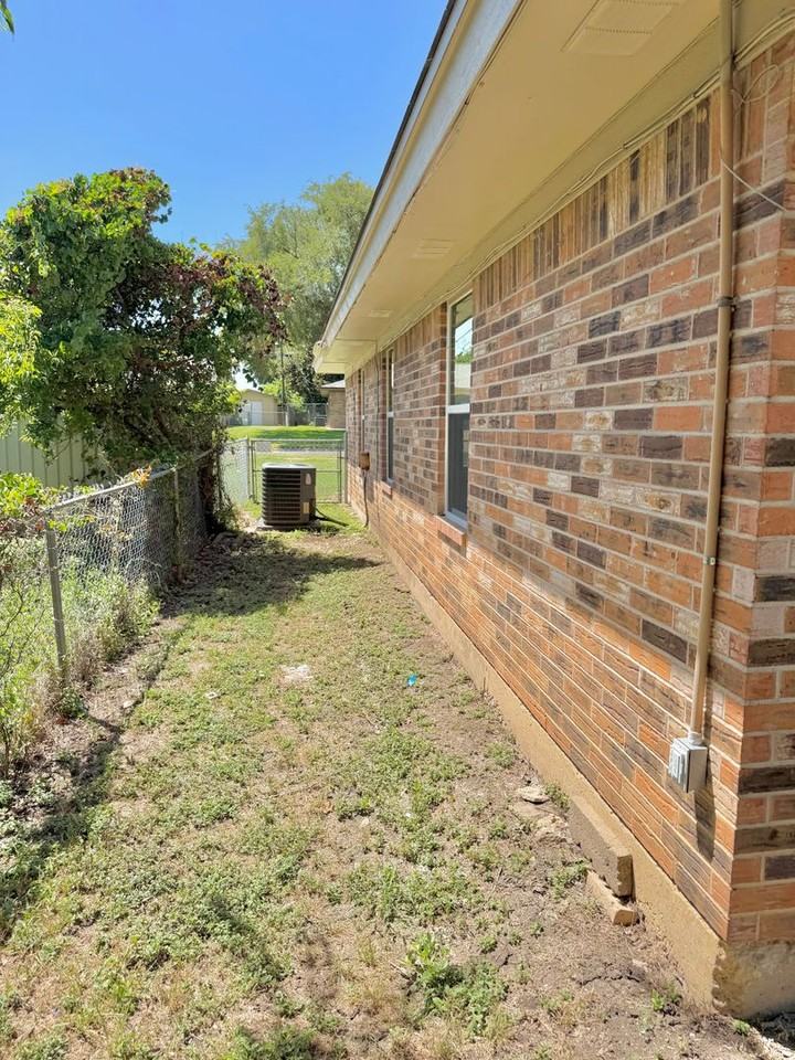 1114 Rhonda Lee St - Photo 2 of 8