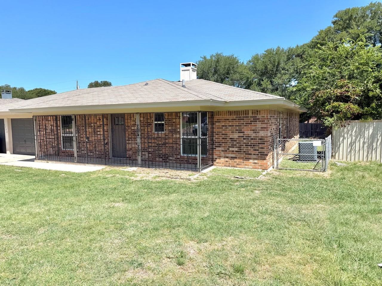 1114 Rhonda Lee St - Photo 3 of 8