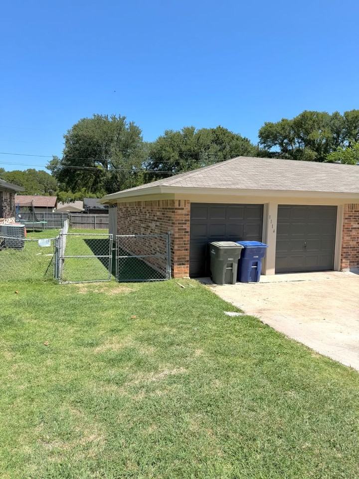 1114 Rhonda Lee St - Photo 4 of 8