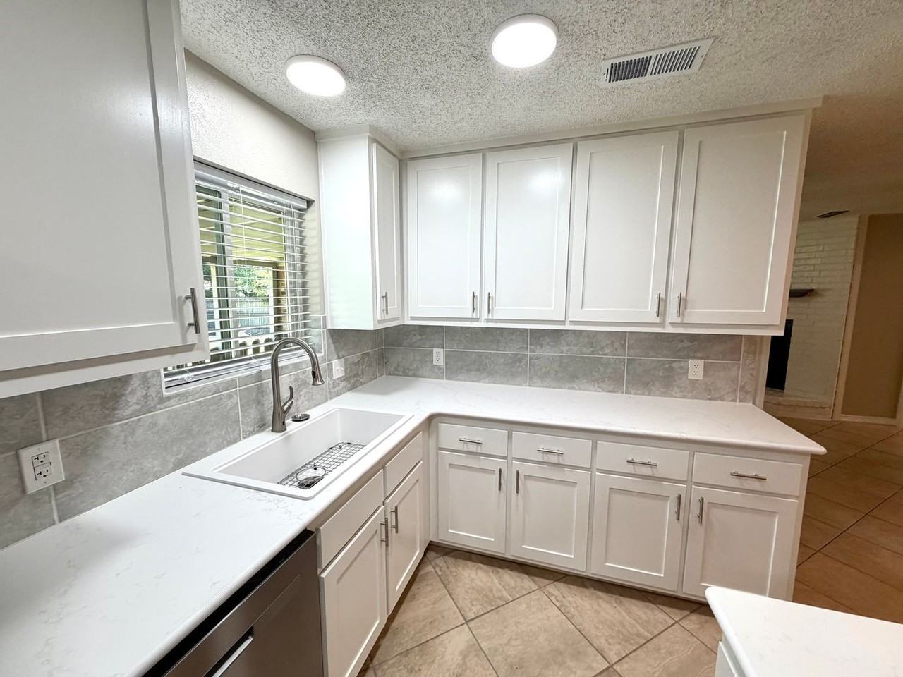1114 Rhonda Lee St - Photo 7 of 8
