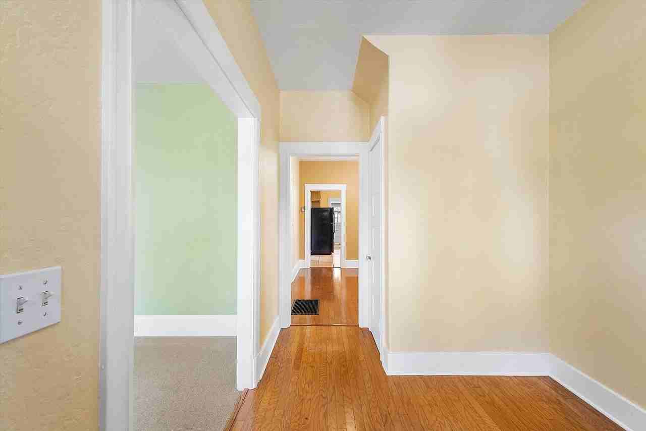 1044 1/2 Central Ave - Photo 3 of 27
