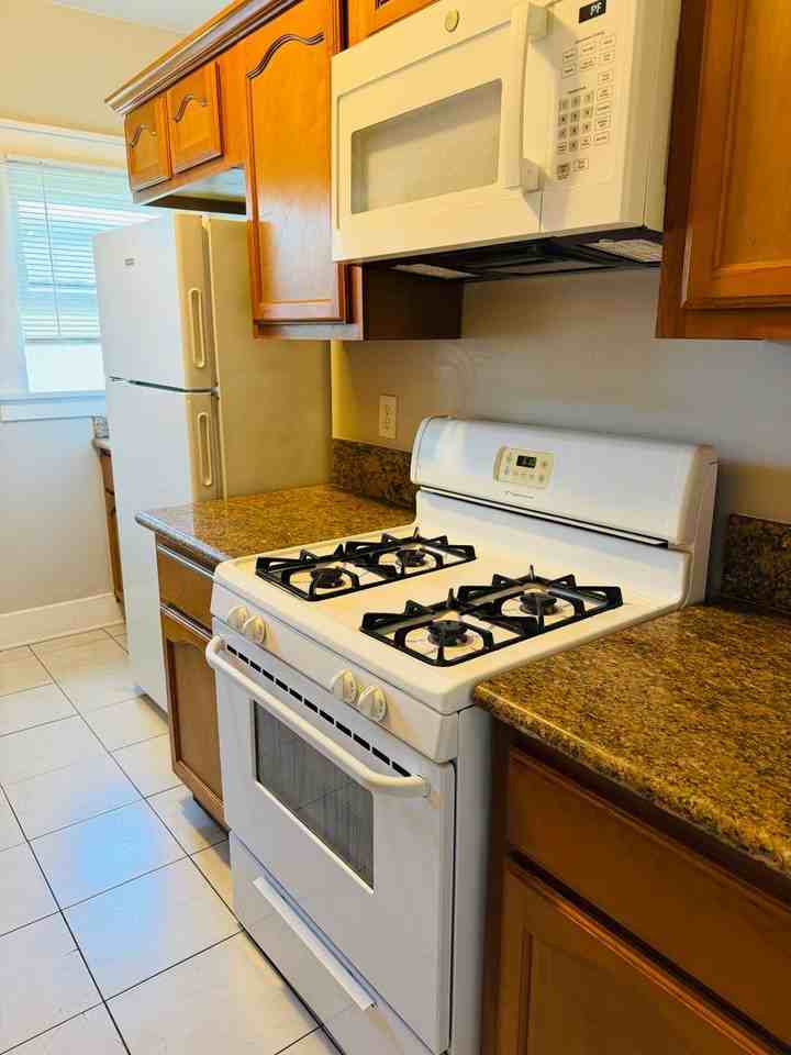 425 W 4th St - Photo 5 of 14