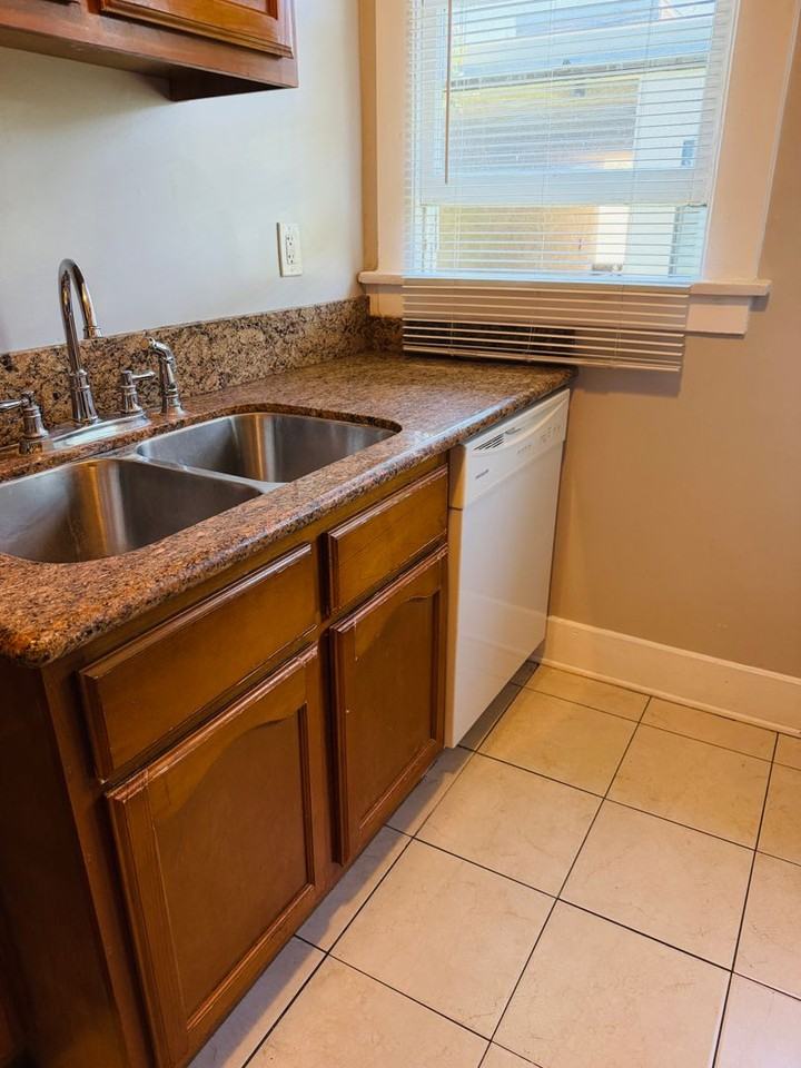 425 W 4th St - Photo 6 of 14