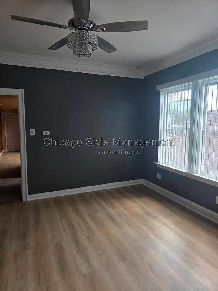 9517 S Escanaba Ave #2 - Photo 4 of 7
