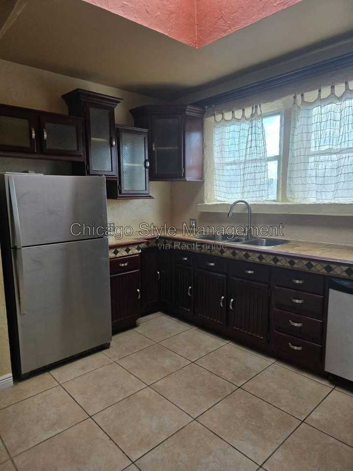 9517 S Escanaba Ave #2 - Photo 5 of 7