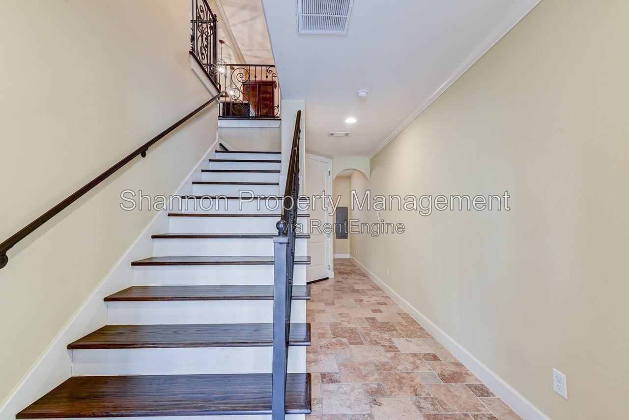 2306 Couch St - Photo 4 of 25