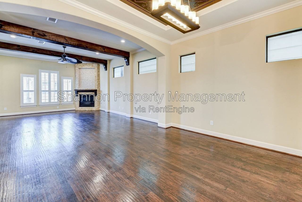 2306 Couch St - Photo 5 of 25