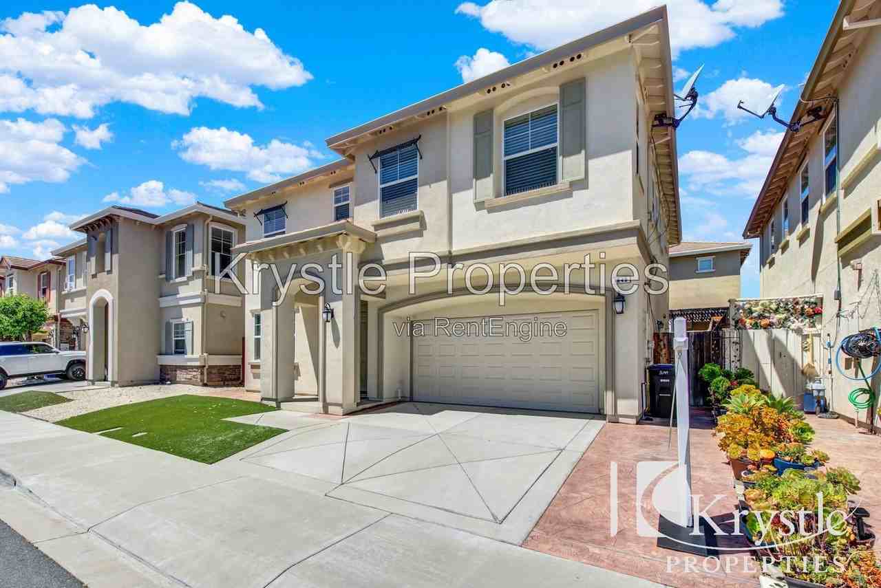 1649 Roma Dr - Photo 3 of 35