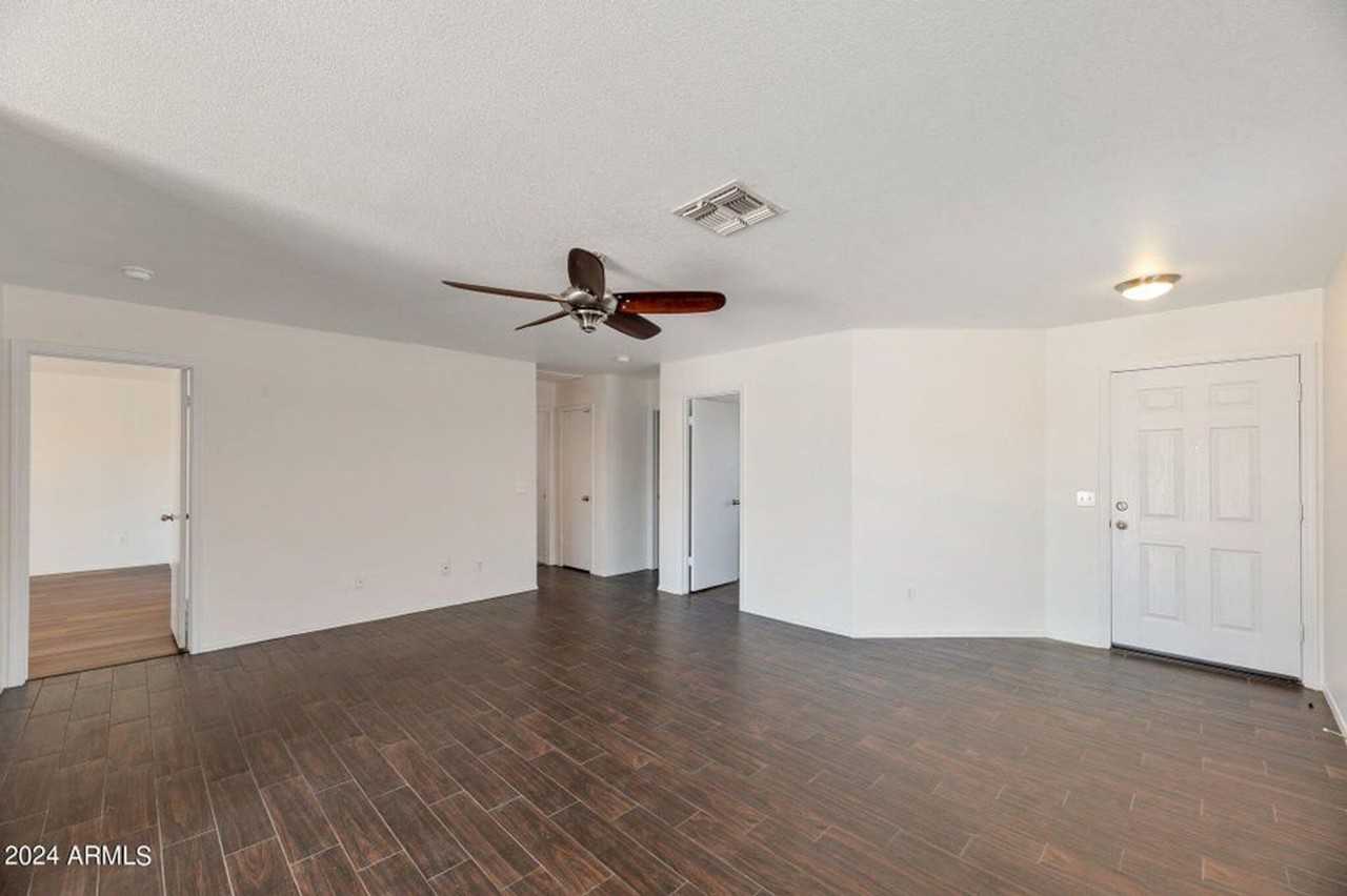 13825 W Ironwood St - Photo 3 of 11