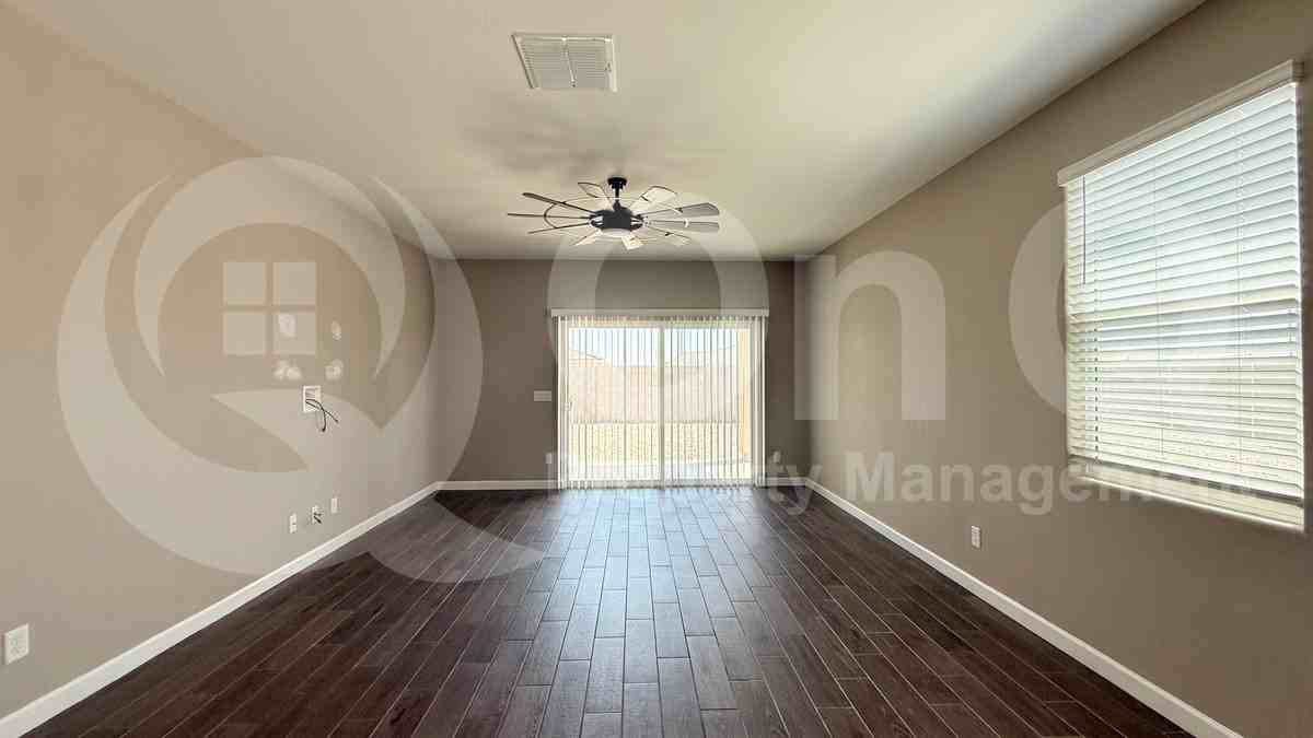 24089 W Hilton Ave - Photo 4 of 20